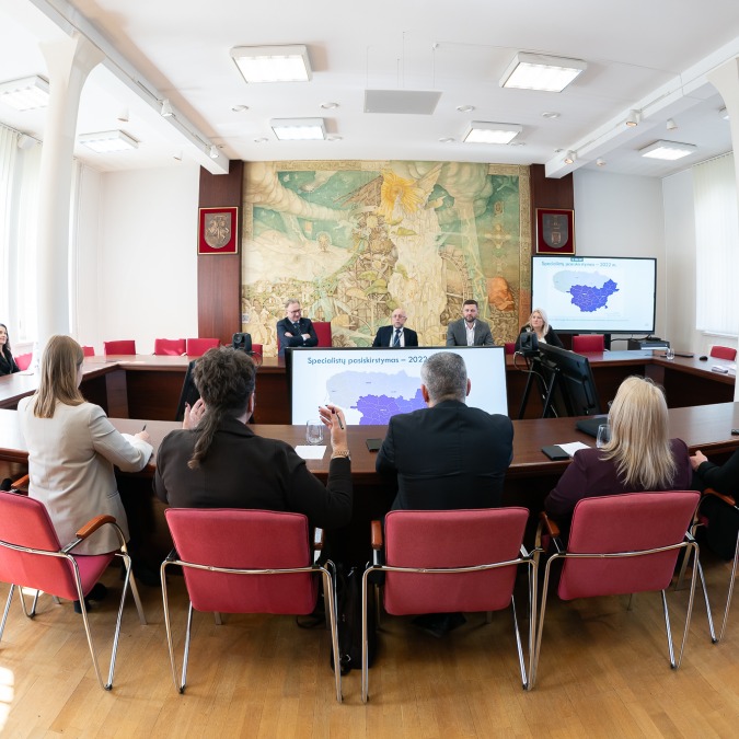 Klaipėdos universiteto Senato salėje su LR Seimo nariais diskutuojama apie rezidentūros studijas Klaipėdoje.