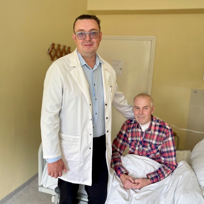 KUL medikai atliko unikalią operaciją: pacientui grąžino galimybę kvėpuoti ir valgyti