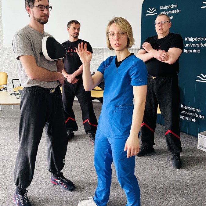 KUL slaugytoja Karolina moko kolegas savigynos subtilybių